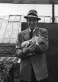 Gösta Klingberg med en kanin.