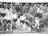 Målvakt Berndt Karlsson springer in på fotbollsstadion följd av A.Hedberg, R.Wilhelmsson, L.Alpstam och E.Blomkvist