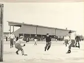 Träningsmatch på snöplan. Ragnar Larsson (ÖSK) skjuter.