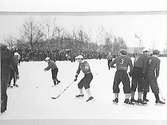 Bandy vid Askersunds idrottsplats.
 Frislag Tjappe Magnusson.