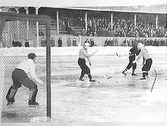 Bandy vid Eyravallen.
 Köping skjuter mot ÖSK-målet.