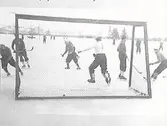 Bandy vid Eyravallen.
 Frislag Jojje mot Skoghall 
i mål.