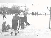 Bandymatch i Grängesberg.
 Sven Bergström sitter och ser på när Säävs målboll går in.