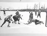 Bandymatch mellan ÖSK och Askersund vid Akersunds IP.
 Målvakt Reveny tar bollen framför Olle Sääv ÖSK.