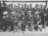 Bandy vid Eyravallen. DM final, ÖSK mot Askersund. Askersund distriktsmästare med seger över ÖSK 4-3.
Stående från vänster: Arvid Swiden, Gunnar Carlsson, Elis Karlsson, Hasse Bergsten, Karl-Erik Södergren, Anders Sunden och Svante Eriksson. Knä: Sigge Fallgren, Karl-Erik Hagman, Per-Olof Nykvist, Karl-Erik Andersson, Ingvar Ulvenheim.