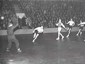 Handboll
. Första målet vid invigningen av Idrottshuset 1946, målet gjort av Arne Bergman.