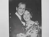 Rune Åhrling med Birgit Ekeström vid jubileumsfesten 1964. Rune erhåller utmärkelsen OG.