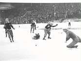 Bandy vid Stockholms stadion. ÖSK-AIK. Situationsbild mot AIK.