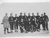 ÖSKs första bandylag i Div.1. Lagl C.Hedberg,T.Eriksson, S:Lindberg, L.Carlen, E.Widlund, H.Sandström, P.Francén, T.Lundgren, E.Karlsson, K.Lindfors(ledare), Knästående: B.Pettersson, G.Carlen och B.Rydberg.