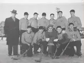 Bandylaget 1951, som nådde SM-finalen men förlorade mot Bollnäs med 2-3 trots 2-0-ledning.Stående fr.v lagledare Folke Törnblom, Hilding Hanell, Tage Magnusson, Joje Gustafsson, Olle Sääw, Sten Carlsson och Ove Eidhagen. Knästående fr. v.Algot Gäwerth, Erik Svensson, Karl-Ivar Ekberg, Orvar Bergmark och Sven Bergström.