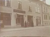 AB A P Kjellgrens Filial Bageri o Kafé Liljan, Engelbrektsgatan 15
. Tre personer framför bageriet.