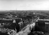 Stadsvy över Örebro med byggnader och bostadshus.