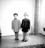 Två pojkar.
Kläder från Ingmars.