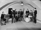 Bengt Holmströms orkester, åtta män med musikinstrument.