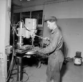 Philips Svenska AB, verkstadsinteriör med arbetare.