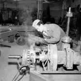 Philips Svenska AB, verkstadsinteriör med arbetare.