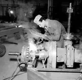 Philips Svenska AB, verkstadsinteriör med arbetare.