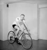 En man med cykel.
Roland Berglund