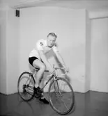 En man med cykel.
Roland Berglund