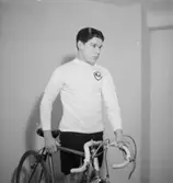 En man med cykel.
Hans Iwar