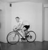 En man med cykel.
Roland Karlsson