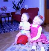 Rumsinteriör, två barn.Bertil Larsson