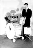 En man med musikinstrument (trummor).
Harry Gustavsson