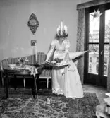 Rumsinteriör, Lucia och stjärngosse.
Fru Larsson