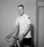 En man med cykel.
Roland Karlsson