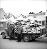 Lastbil, två män.
Svenska Militär och Sportutrustnings AB (SMS).