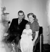 Rumsinteriör, familjegrupp tre personer, barndop.
Grims