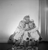 Tre flickor.
Bengt Ekelund (beställare).