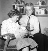 Rumsinteriör, familjegrupp 3 personer.Åke