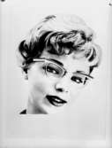 En kvinna med glasögon, bröstbild.
Optiker Frid.
