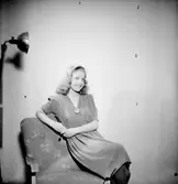 Interiör, en kvinna.Elvi Edenberg