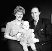 Rumsinteriör, familjegrupp tre personer.
Familjen Luleå