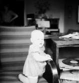 Rumsinteriör, en liten flicka.Familjen Luleå