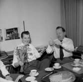 Interiör, två män vid bordet, högtid.
Wigrell & Co.