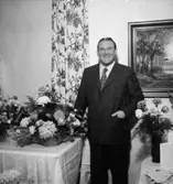 Rumsinteriör, en man.
Lasse Larsson på födelsedagen.