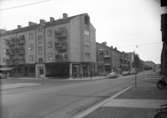 Bromsplan, stadsgata med bostadshus och affärsbyggnader.