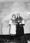 Teaterföreställning, två utklädda kvinnor.
Norrlands Gillet.