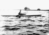 En man i kanot vid Essundet.