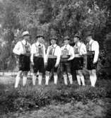 Tyroler orkestern, sex utklädda män vid Eyravallen.