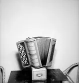 Musikinstrument: dragspel.
Skandia