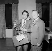 Prisutdelning på restaurang City, två män.
Wigrell & Co.