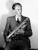 En man med musikinstrument (trumpet).
Folke T.