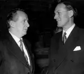 Oscarias 50 årsjubileum på Idrottshuset.
Två män: disponent Gösta Åqvist och Axel Hedberg, ordförande i Sko- och Läderindustriarbetareförbundet.