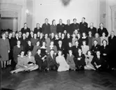 Rumsinteriör, gruppbild, högtid.
Fabrikör E. Karlsson