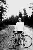 En man med cykel.
Rune Berglund
Örebro Velocipedklubb.