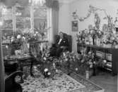 Rumsinteriör, en man.Knutte Lööv på 50 årsdagen.